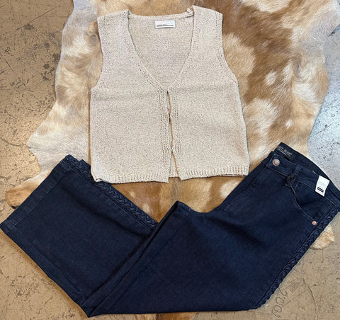 Hook eye sweater vest